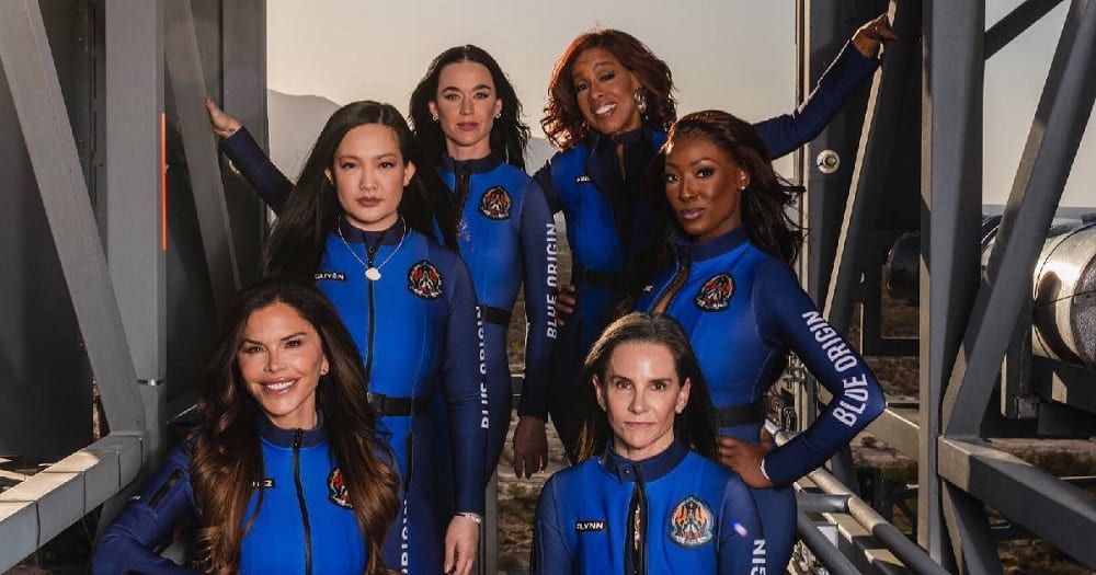 la brigada azul se lanza al espacio-min