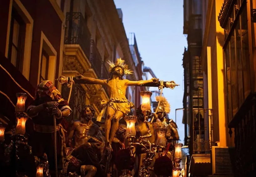 semana-santa-festivo-procesion-min