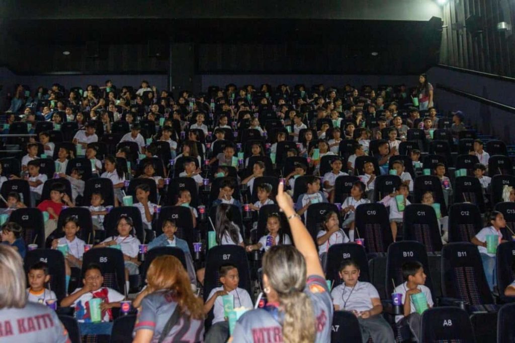 GOBSON manda a Niños al Cine-min