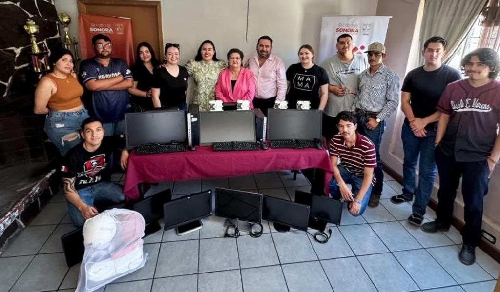 Gobierno entrega computadoras a la Casa del Estudiante Urense-min