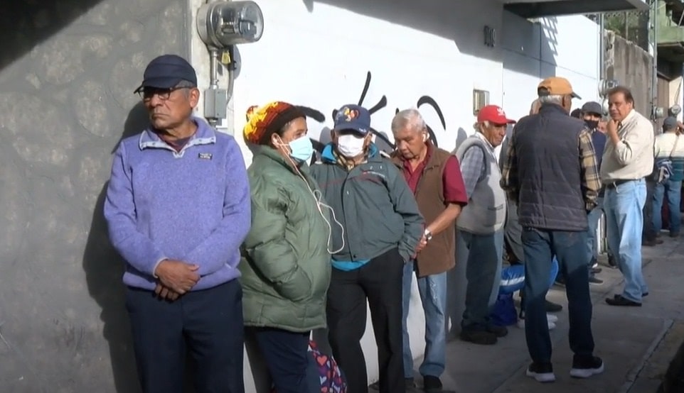 haciendo fila para cobrar pensión-min