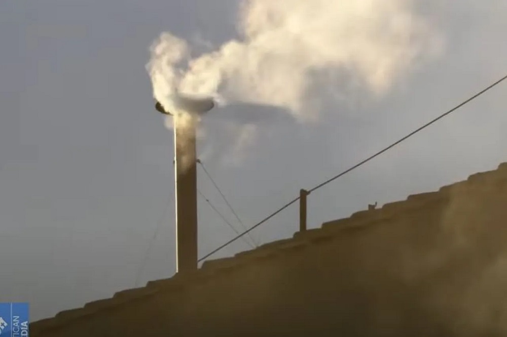 humo blanco en el vaticano-min
