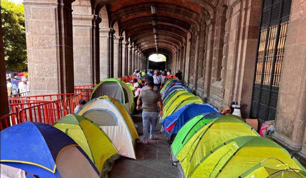 CNTE. Planton en el zócalo-min