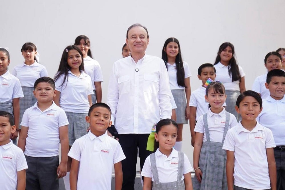 Compromiso cumplido entrega de uniformes gratuitos en 67 municipios-min