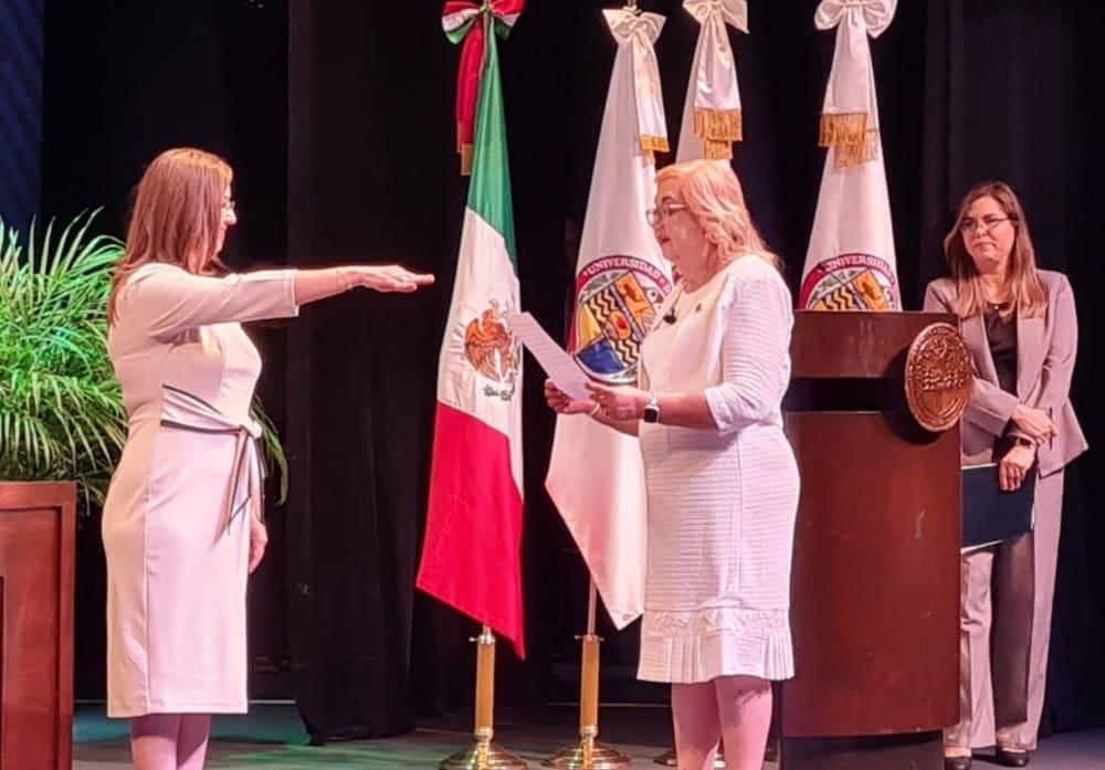 Dena Camarena Gómez en su toma de protesta-min