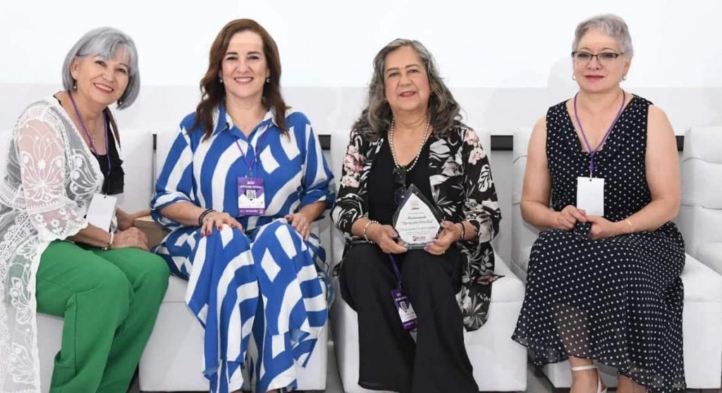 Reconocen trayectoria de Lourdes Vega-min