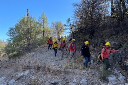 Gobierno de Sonora incrementa personal para combatir incendio forestal en Agua Prieta