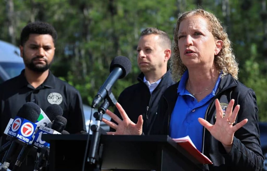 Maxwell Frost, Jared Moskowitz y Debbie Wasserman Schultz-min