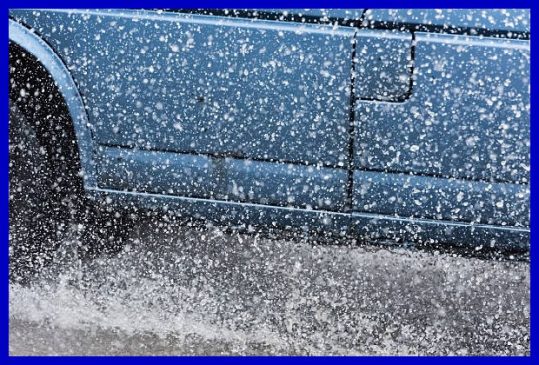 auto calle lluvia