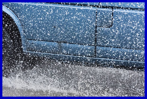 auto calle lluvia