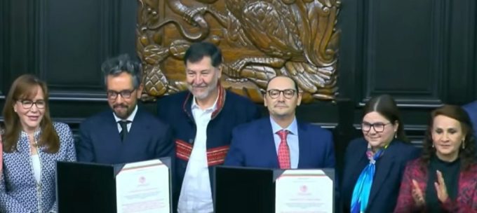 Lozano y De la Torre recibieron sus respectivas constancias que los confirman como embajadores.-min