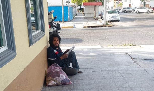 hombre sin hogar-min