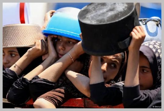mujeres palestinas en gaza esperan por alimento