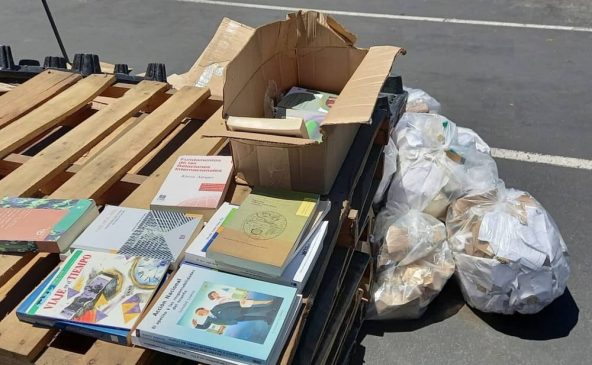 porque tiraron a la basura los libros del FCE-min
