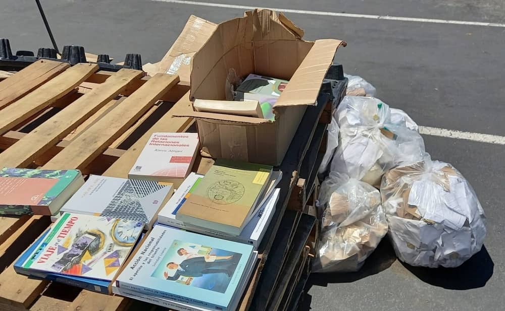 porque tiraron a la basura los libros del FCE-min