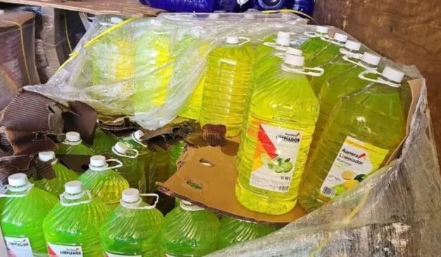 Hallan metanfetamina líquida en garrafones de detergente-min