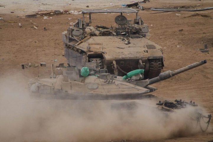 Soldados israelíes conducen un tanque-min