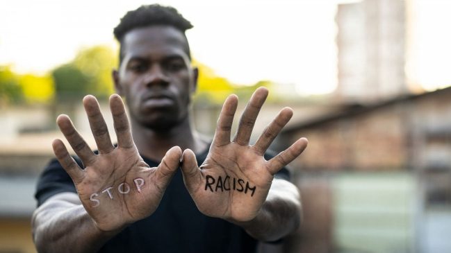 alto al racismo-min