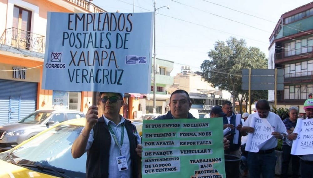 empleados de correos de México con bajo salario protestan-min
