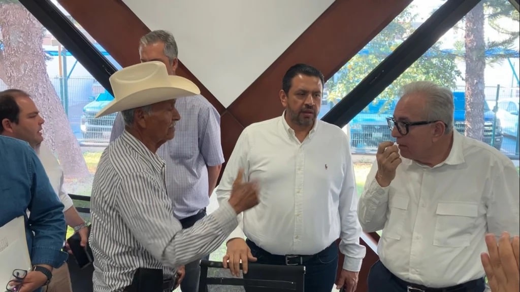 Ruben Moya apoya a agricultores-min