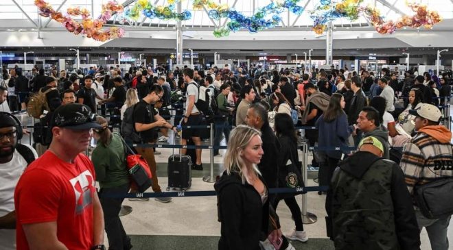 Viajeros hacen fila en un control de seguridad del Aeropuerto Intercontinental-min