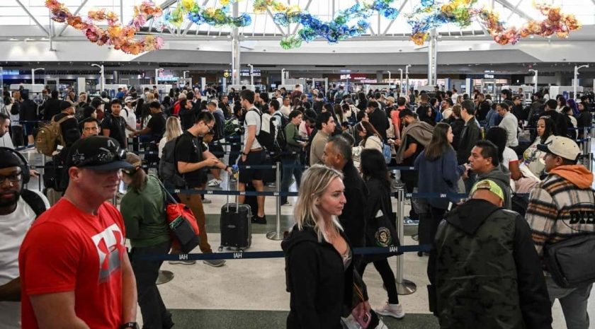 Viajeros hacen fila en un control de seguridad del Aeropuerto Intercontinental-min