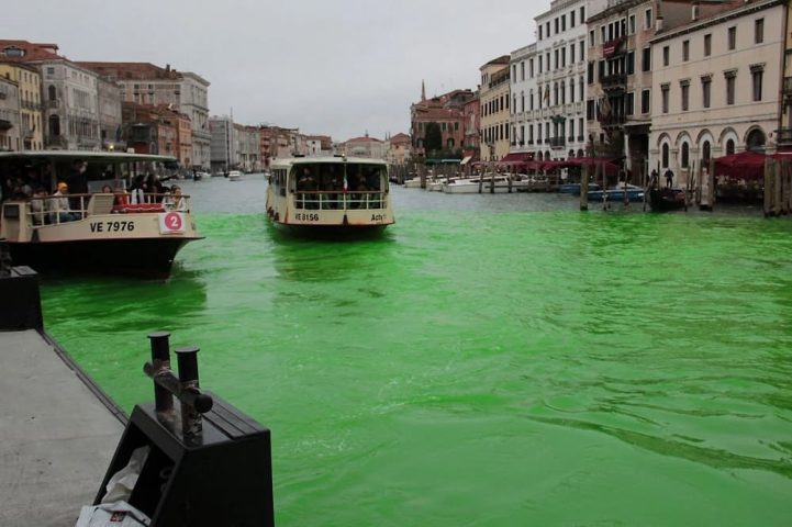 activistas-tinen-de-verde-el-gran-canal-de-venecia-en-protesta-climatica-min
