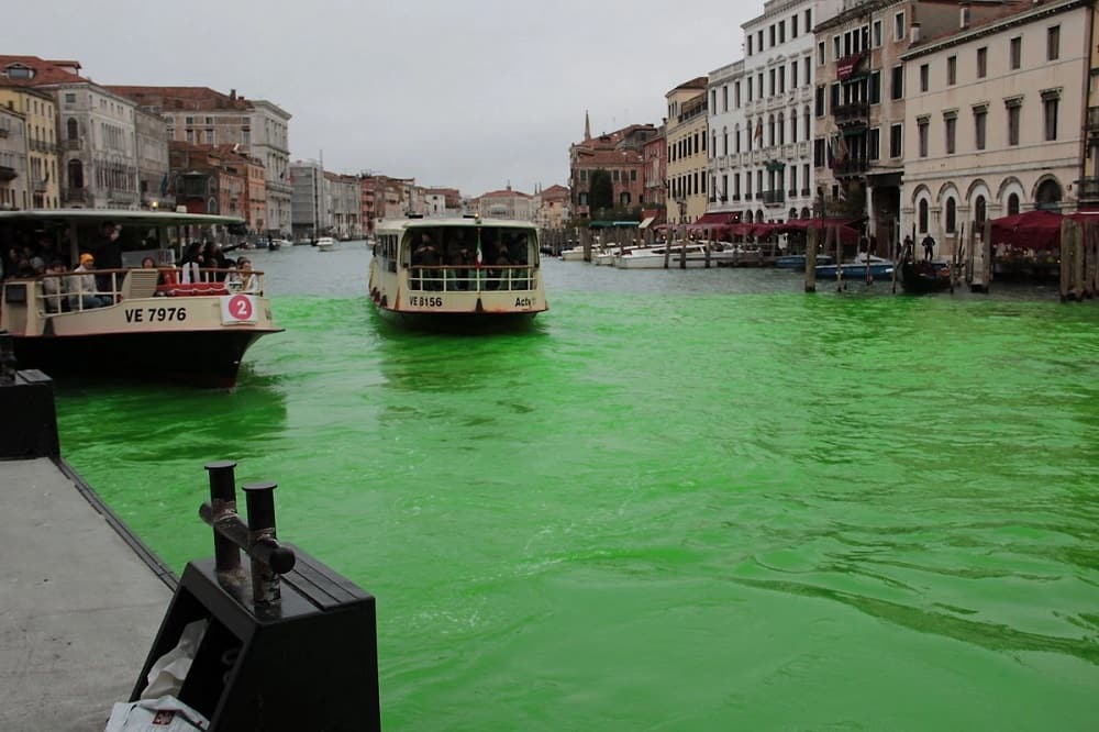 activistas-tinen-de-verde-el-gran-canal-de-venecia-en-protesta-climatica-min