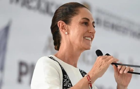 claudia en Tabasco. Pueblo y gobierno somos invencibles-min