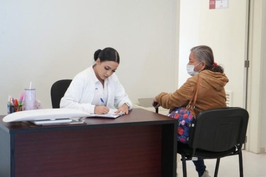 doctora con paciente