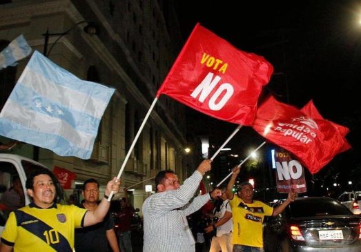 ecuatorianos votan por el no a las bases milistseres-min