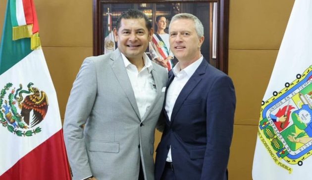 gobernador de Puebla y ejecutivos de VW-min