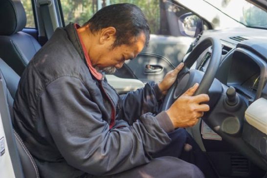 hombre se duermeal volante