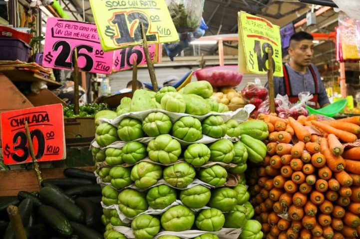 vnsta de verduras en mercado-min