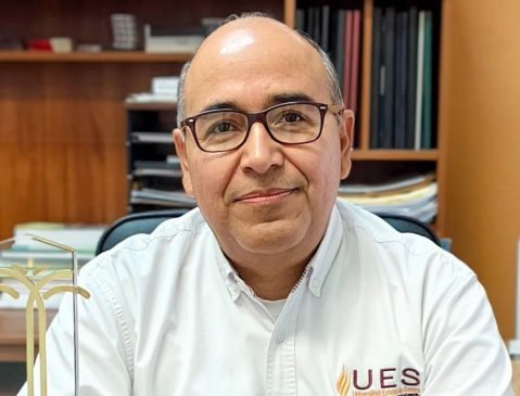 Ricardo Salomón Torres Docente de la UES recibe premio internacional-min (1)