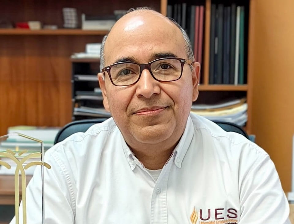 Ricardo Salomón Torres Docente de la UES recibe premio internacional-min (1)