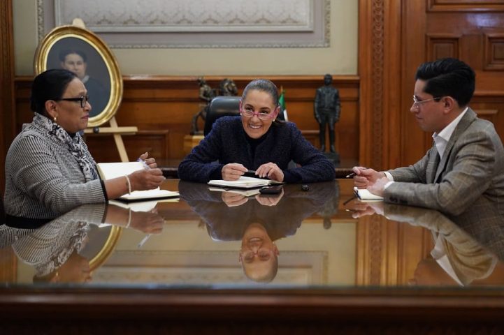 presidenta de México habla con el papa León XIV-min (1)