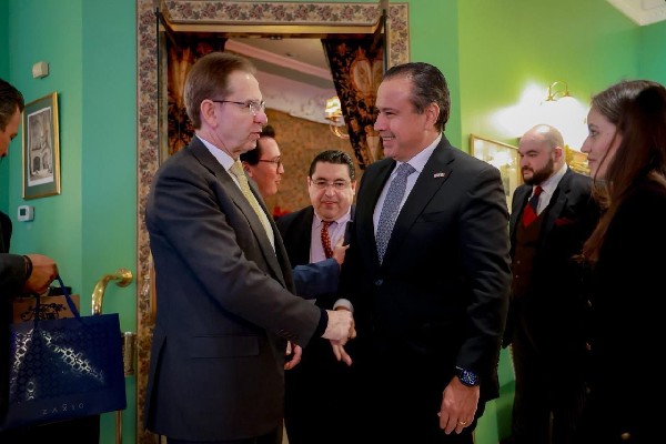 toño con esteban moctezuma