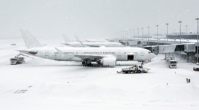 tormenta de nieve paraliza salida de aviones-min
