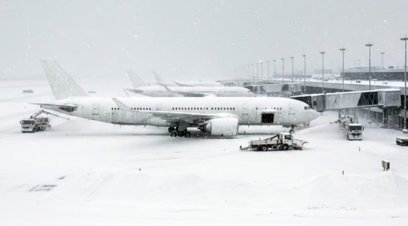 tormenta de nieve paraliza salida de aviones-min