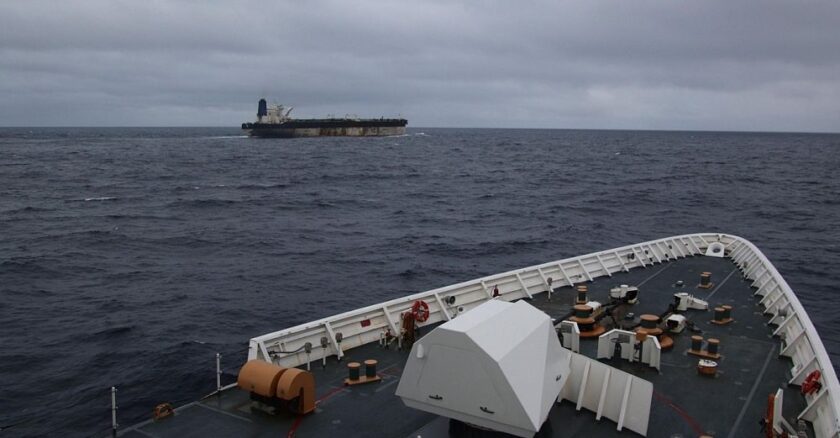 EU intecepta barcos petroleros con bandera rusa-min