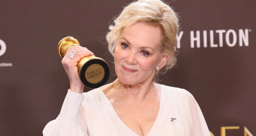 Jean Smart luce un pin con la leyenda Be Good -Sé buena, en homenaje a Renee Good