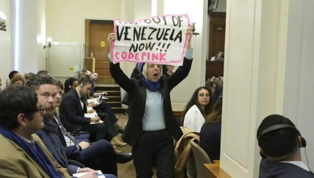 activista irrumpe en la OEA y protesta por la captura de Maduro-min