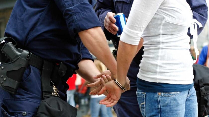 arrestan a persona por quedarse parado en Banqueta-min