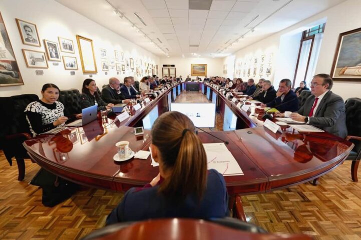 sheinbaum con economistas mexicanos (1)