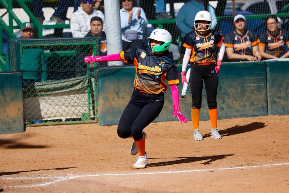 Festejan reinados dentro de la Olimpiada Estatal de Softbo (1)