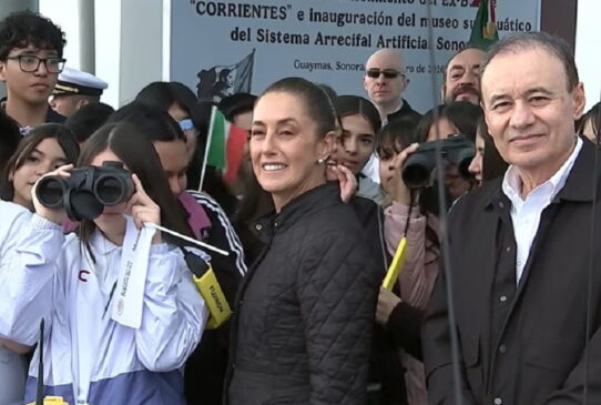 claudia y durazo observando hundimiento de barco (1)