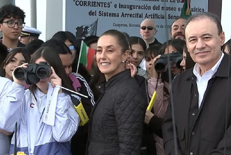 claudia y durazo observando hundimiento de barco (1)