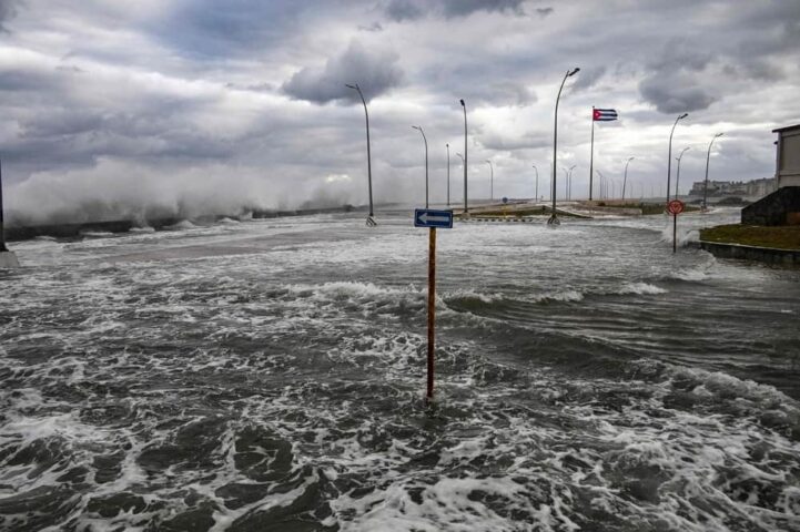 frente-frio-avanza-por-cuba-malecon-habanero-sufre-fuertes-inundacione (1)