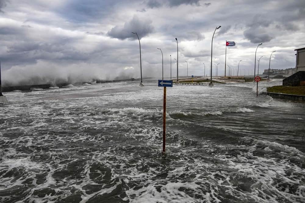 frente-frio-avanza-por-cuba-malecon-habanero-sufre-fuertes-inundacione (1)